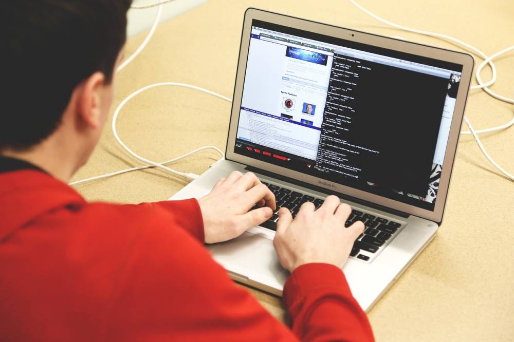 Technologies That Simplify Managing Outstaffing Teams in 2025